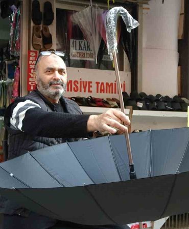 NE TAMİR NE SATIŞ KALDI: KOCAELİ’NİN SON ŞEMSİYE USTASI AYAKTA KALMAYA ÇALIŞIYOR "YAĞMUR YAĞARSA HATIRLANIYORUZ, YAĞMAZSA HATIRLAYAN YOK"