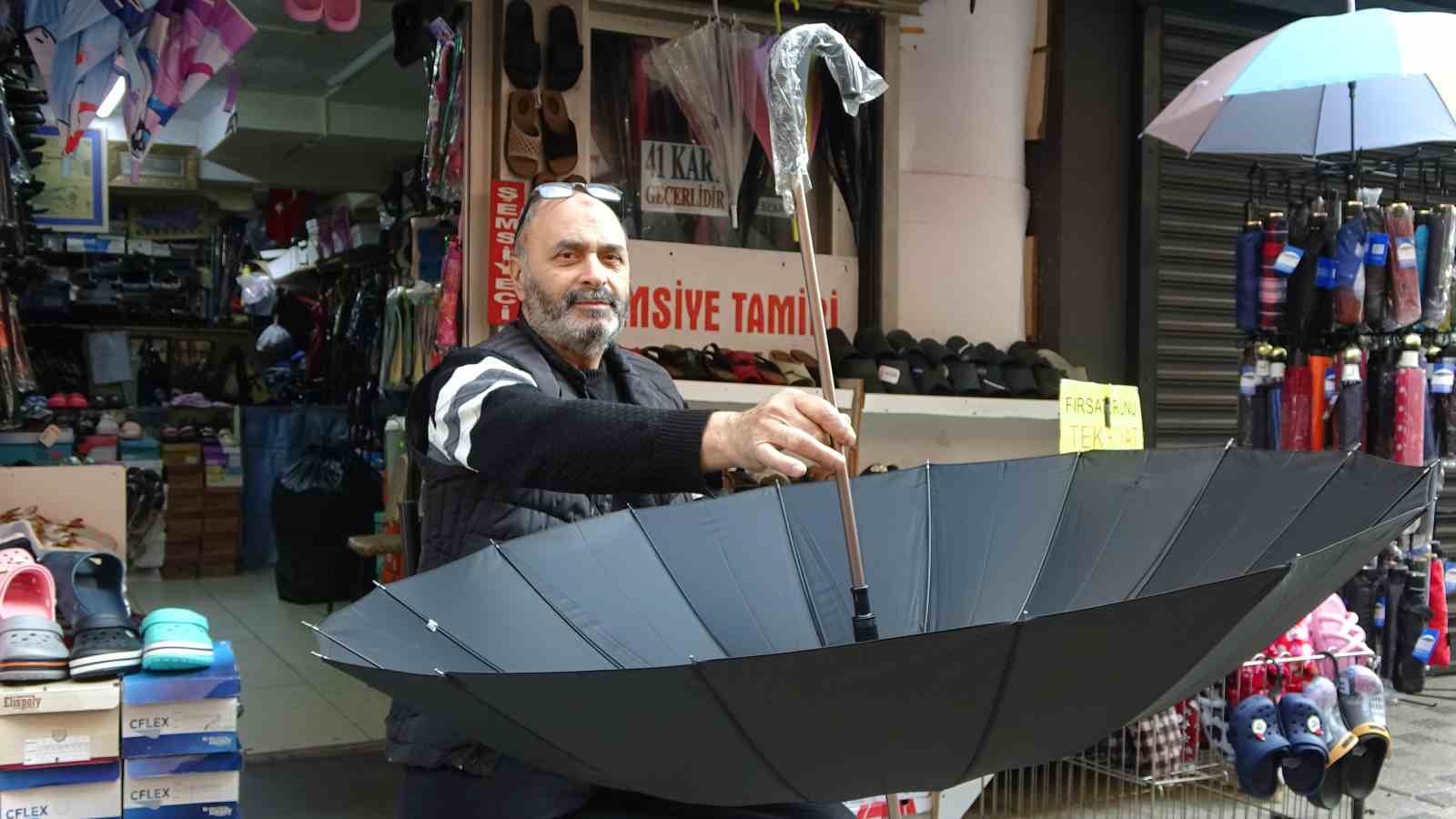 NE TAMİR NE SATIŞ KALDI: KOCAELİ’NİN SON ŞEMSİYE USTASI AYAKTA KALMAYA ÇALIŞIYOR "YAĞMUR YAĞARSA HATIRLANIYORUZ, YAĞMAZSA HATIRLAYAN YOK"