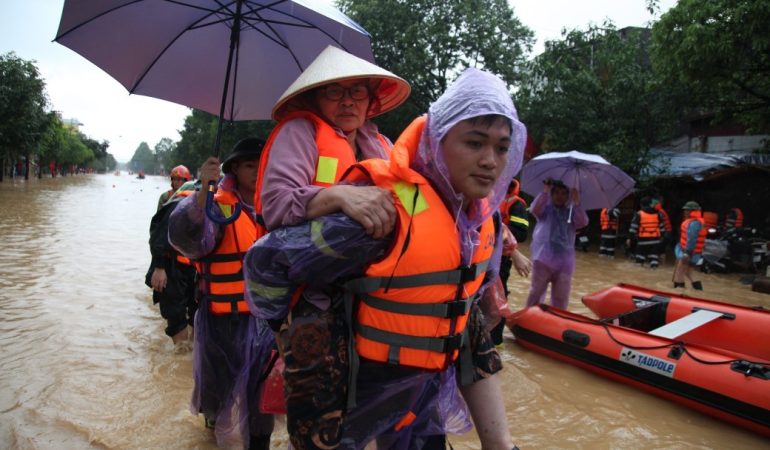 VİETNAM'DAKİ MATMO TAYFUNUNDA CAN KAYBI 15'E YÜKSELDİ