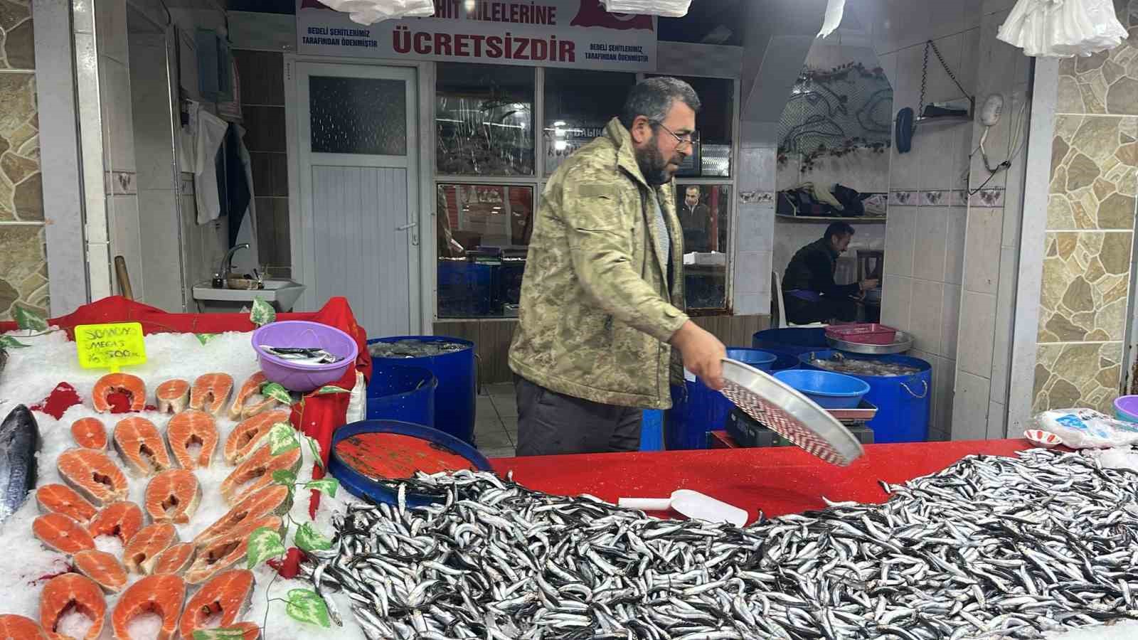 TAVŞANLI BALIK PAZARINDA EN ÇOK HAMSİ İLGİ GÖRÜYOR