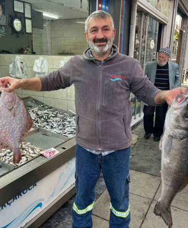 KİLOSU BİN LİRADAN TEZGAHA İNDİ, İLGİ ODAĞI OLDU AKÇAKOCA'DA 7,5 KİLO AĞIRLIĞINDA LEVREK YAKALANDI