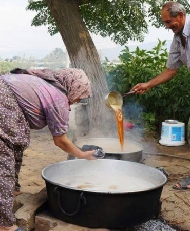 EVLERDE GELENEKSEL PEKMEZ TELAŞI