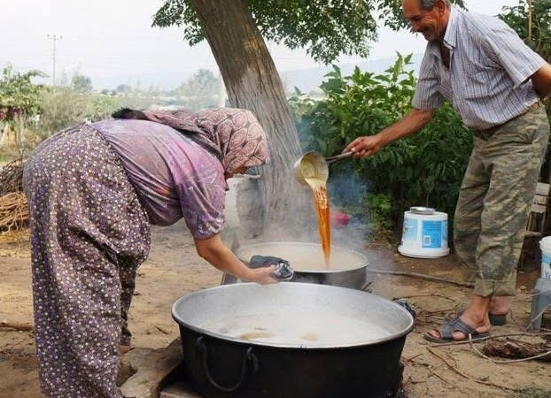 EVLERDE GELENEKSEL PEKMEZ TELAŞI