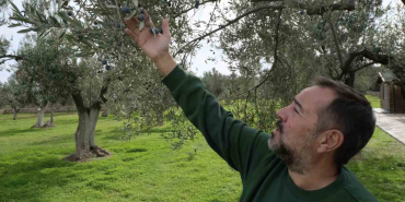 ÜNLÜ KOMEDİYEN ATA DEMİRER ÇANAKKALE VE BOZCAADA'YA OLAN AŞKINI ANLATTI KOMEDYEN ATA DEMİRER: "BENİ BURAYA İLK GETİREN ŞEY İNSANLAR DEĞİL, BEN BURAYA DOĞA İÇİN GELDİM"