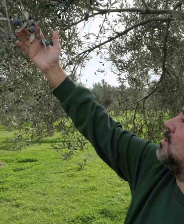 ÜNLÜ KOMEDİYEN ATA DEMİRER ÇANAKKALE VE BOZCAADA'YA OLAN AŞKINI ANLATTI KOMEDYEN ATA DEMİRER: "BENİ BURAYA İLK GETİREN ŞEY İNSANLAR DEĞİL, BEN BURAYA DOĞA İÇİN GELDİM"