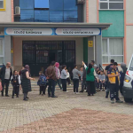 ŞİNİTZEL VE MAKARNA YİYEN ÖĞRENCİLER HASTANEYE KALDIRILDI: 20 ÖĞRENCİ AMBULANSLA SEVK EDİLDİ ORHANGAZİ'DE 60 ÖĞRENCİ VE PERSONELDE KARIN AĞRISI ŞİKÂYETİ ORTAYA ÇIKTI