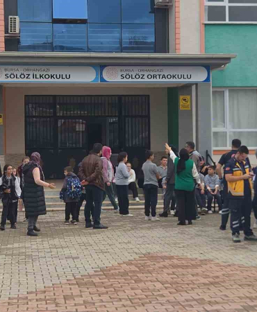 ŞİNİTZEL VE MAKARNA YİYEN ÖĞRENCİLER HASTANEYE KALDIRILDI: 20 ÖĞRENCİ AMBULANSLA SEVK EDİLDİ ORHANGAZİ'DE 60 ÖĞRENCİ VE PERSONELDE KARIN AĞRISI ŞİKÂYETİ ORTAYA ÇIKTI