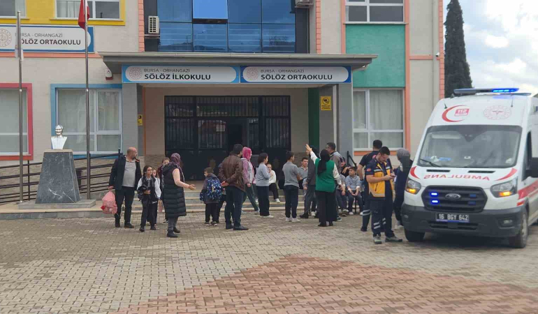 ŞİNİTZEL VE MAKARNA YİYEN ÖĞRENCİLER HASTANEYE KALDIRILDI: 20 ÖĞRENCİ AMBULANSLA SEVK EDİLDİ ORHANGAZİ'DE 60 ÖĞRENCİ VE PERSONELDE KARIN AĞRISI ŞİKÂYETİ ORTAYA ÇIKTI