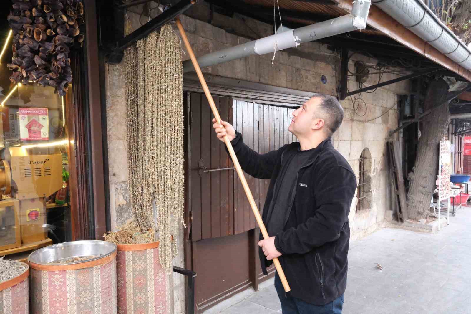 GAZİANTEP'TE KIŞIN VAZGEÇİLMEZİ KURU BAMYA 2 BİN TL'DEN TEZGAHTA