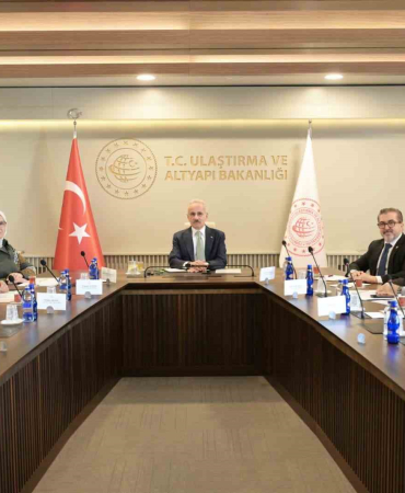 BAKAN URALOĞLU: "SOSYAL MEDYADA GENÇLERİMİZİN DİJİTAL DÜNYADA DAHA GÜVENLİ YER ALABİLMELERİNİ SAĞLAMAK İÇİN YAPILABİLECEKLERİ ELE ALDIK"