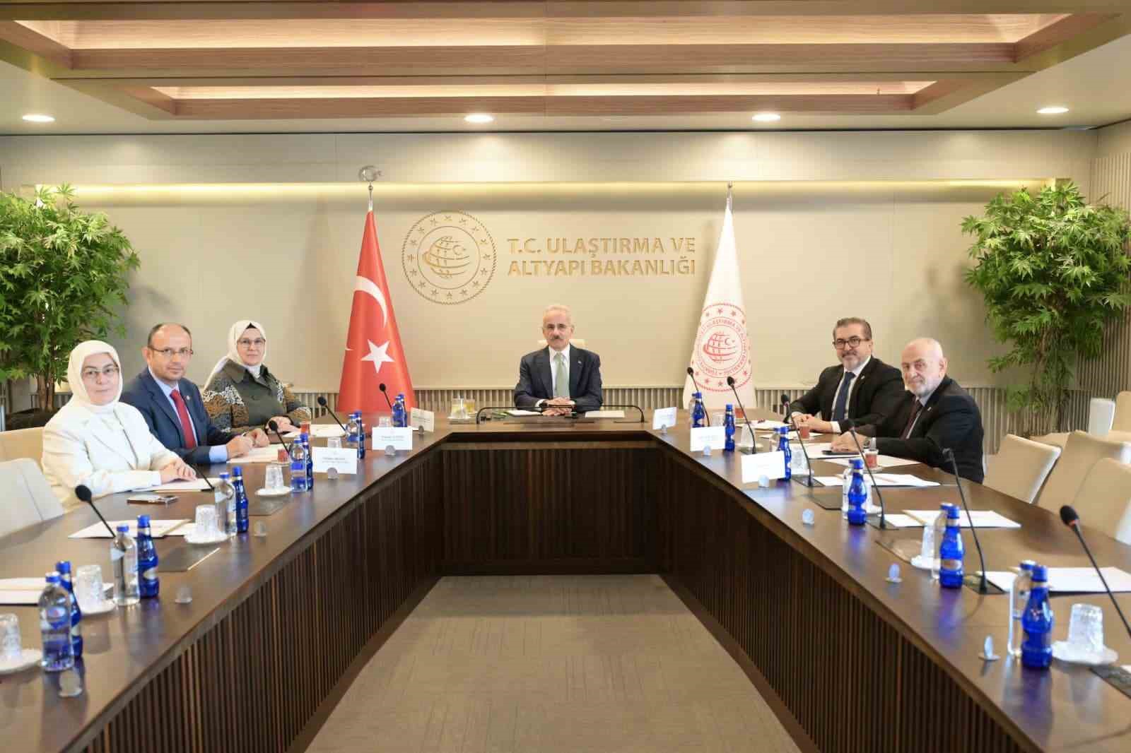 BAKAN URALOĞLU: "SOSYAL MEDYADA GENÇLERİMİZİN DİJİTAL DÜNYADA DAHA GÜVENLİ YER ALABİLMELERİNİ SAĞLAMAK İÇİN YAPILABİLECEKLERİ ELE ALDIK"