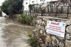 BODRUM'U SAĞANAK YAĞIŞ VURDU CADDE VE SOKAKLAR DEREYE DÖNDÜ