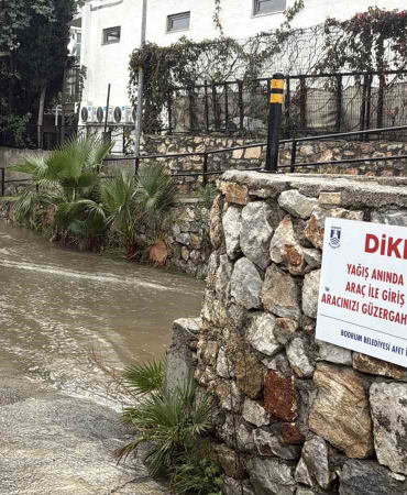 BODRUM'U SAĞANAK YAĞIŞ VURDU CADDE VE SOKAKLAR DEREYE DÖNDÜ