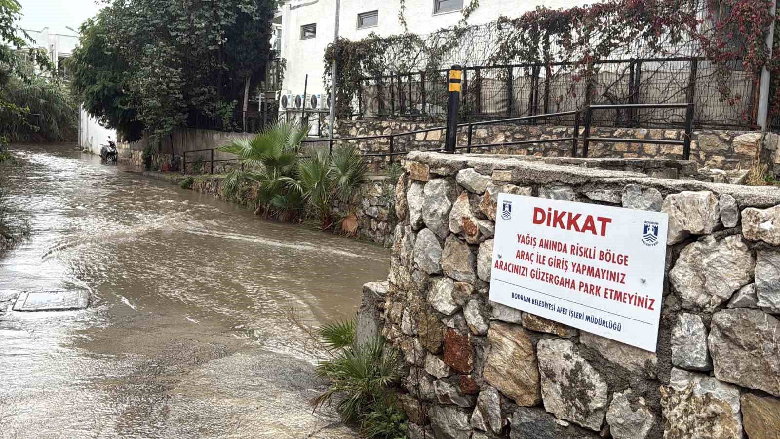 BODRUM'U SAĞANAK YAĞIŞ VURDU CADDE VE SOKAKLAR DEREYE DÖNDÜ
