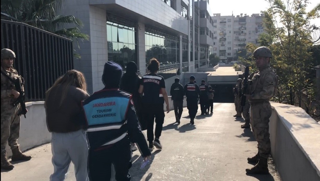 MERSİN'DEKİ KARA PARA AKLAMA VE YASADIŞI BAHİS OPERASYONU:4'Ü HAKEM 32 ŞÜPHELİ TUTUKLANDI