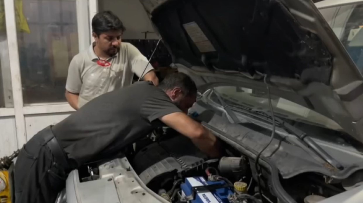 OTO SANAYİLERİNDE ÇIRAK SIKINTISI OTO TAMİRCİLER YETİŞTİRECEK ELAMAN BULAMAYINCA TAMİRE GELENLER YARDIMCI OLUYORLAR