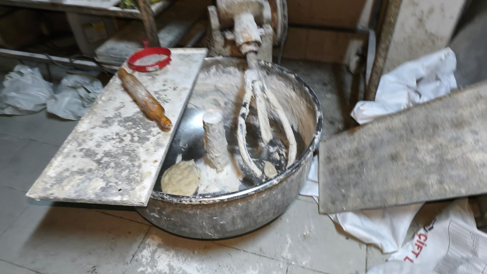 DEVREK'TE SAĞLIĞA UYGUNSUZ PİDE İMALATI YAPAN İŞ YERİ MÜHÜRLENDİ