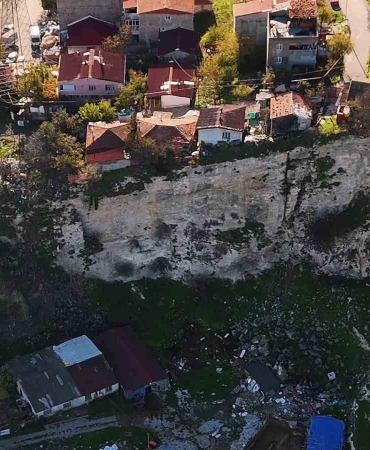 İSTANBUL’DA UÇURUMUN KENARINDA HAYATLAR ALTINŞEHİR'DE TAŞ OCAĞININ KAPANMASIYLA UÇURUMUN KENARINDA KURULAN MAHALLE, GÖRENLERİ HAYRETE DÜŞÜRÜYOR