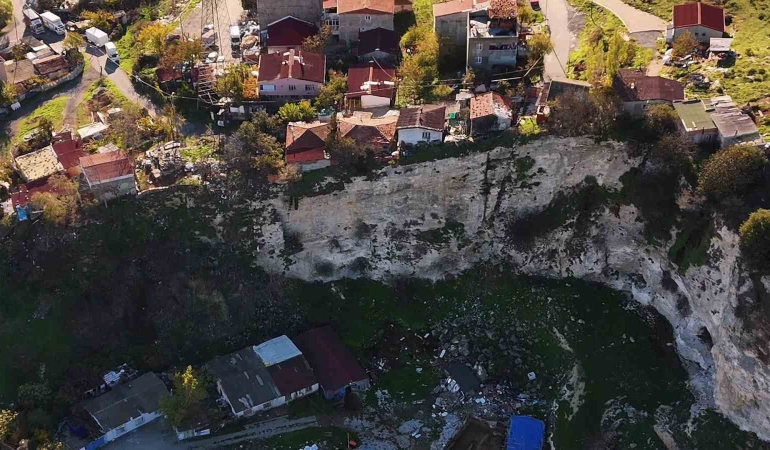 İSTANBUL’DA UÇURUMUN KENARINDA HAYATLAR ALTINŞEHİR'DE TAŞ OCAĞININ KAPANMASIYLA UÇURUMUN KENARINDA KURULAN MAHALLE, GÖRENLERİ HAYRETE DÜŞÜRÜYOR