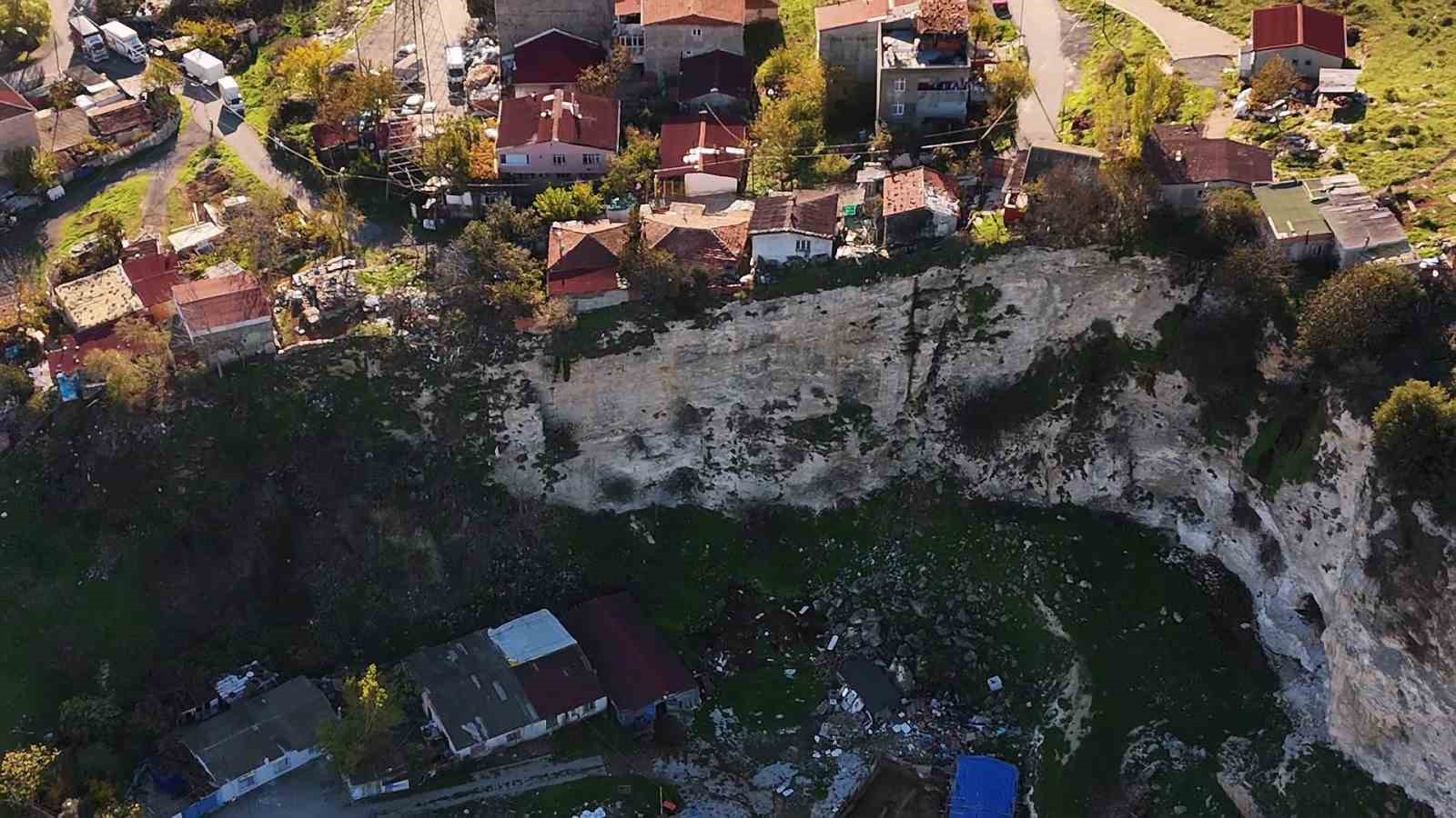 İSTANBUL’DA UÇURUMUN KENARINDA HAYATLAR ALTINŞEHİR'DE TAŞ OCAĞININ KAPANMASIYLA UÇURUMUN KENARINDA KURULAN MAHALLE, GÖRENLERİ HAYRETE DÜŞÜRÜYOR