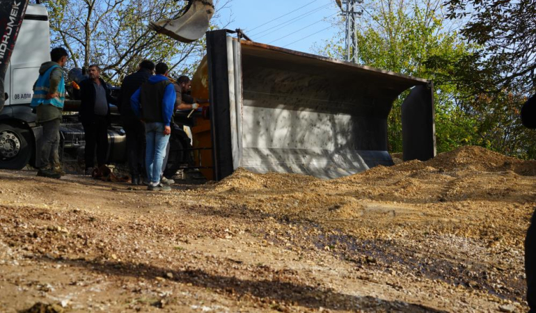 Mıcır yüklü kamyonun damperi devrildi, sürücü bayıldı