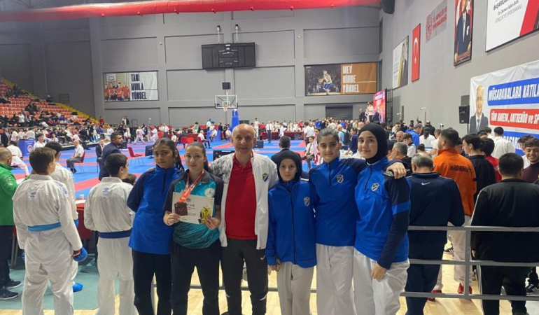 Kartepeli karateciler İstanbul’da kürsüye çıktı