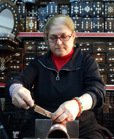 KADIN BAKIR USTASI ERKEKLERE TAŞ ÇIKARTIYOR