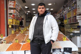 KURUYEMİŞ ALIŞVERİŞİ YAPARKEN DİKKAT EDİLMESİ GEREKENLER ESNAF AHMET DÖNDER: "ÜRÜNÜN NEMLİ VE ACI OLMASI BAYATLIK BELİRTİSİ"