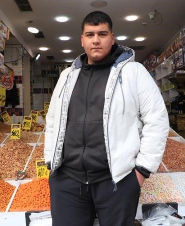 KURUYEMİŞ ALIŞVERİŞİ YAPARKEN DİKKAT EDİLMESİ GEREKENLER ESNAF AHMET DÖNDER: "ÜRÜNÜN NEMLİ VE ACI OLMASI BAYATLIK BELİRTİSİ"