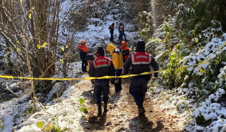 Karlı havada atletli bir adam, dere yatağında otomobilden 10 metre uzaklıkta ölü bulundu