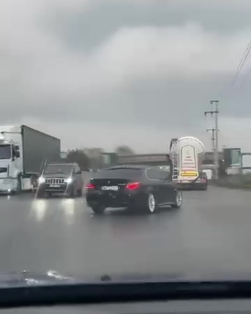 Yağışlı yolda makas atan otomobil tepetaklak oldu