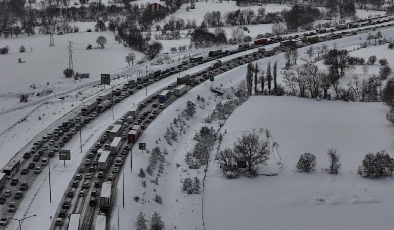 TEM Otoyolu’nun Bolu geçişinde trafik felç: Ankara ve İstanbul yönünde trafik durdu