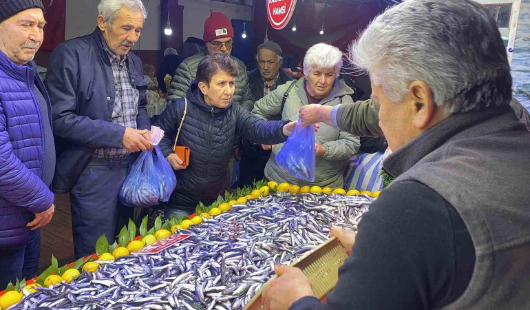 Bolu’da balık tezgahlarında hamsi bolluğu