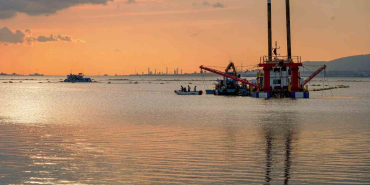 İZMİT KÖRFEZİ'NDEN 1 MİLYON 750 BİN METREKÜP DİP ÇAMURU TEMİZLENDİ