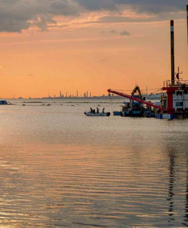 İZMİT KÖRFEZİ'NDEN 1 MİLYON 750 BİN METREKÜP DİP ÇAMURU TEMİZLENDİ