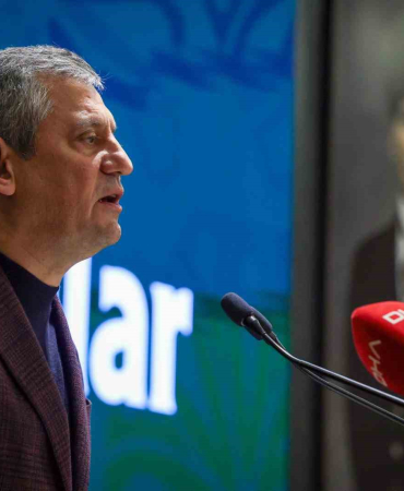 CHP GENEL BAŞKANI ÖZEL: "FİLİSTİN İÇİN VERİLEN MÜCADELEYE HEM DİPLOMATİK DESTEĞİ HEM DE İNSANİ DESTEĞİ VERMİŞ OLAN BİR ÜLKEYİZ" "HEP BİRLİKTE ÇOK GÜZEL GÜNLERE OMUZ OMUZA, KOL KOLA YÜRÜMEYE KARARLIYIZ" "BİZ VAR OLDUKÇA DA KİMSE CUMHURİYET'E, KAZANIMLARINA, DEĞERLERİNE EL UZATAMAYACAK"