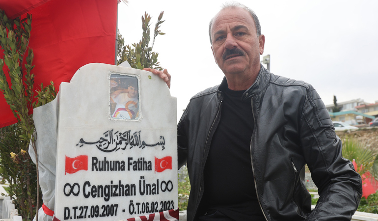 Asrın felaketinin 3’üncü yıl dönümünde deprem mezarlığında hüzünlendiren ziyaret