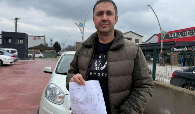 Çarptığı araca levye ile saldırdı, giderken ışıklı çiçek buketi bıraktı