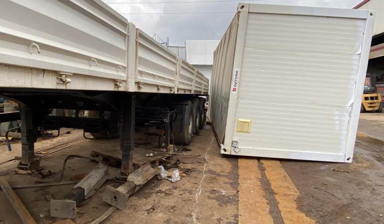 Kocaeli’de konteyner ile tır dorsesi arasında sıkışan işçi yaralandı