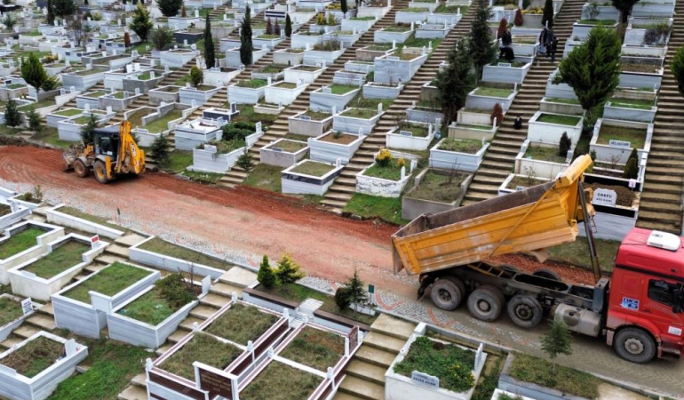 Kocaeli Kent Mezarlığı’nda su hattı yenileme çalışması