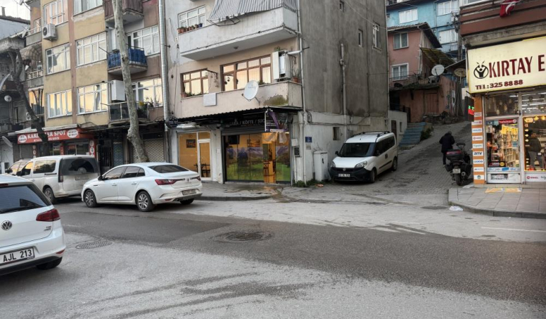Çay ocağına pompalı tüfekle ateş açıldı, 2 kişi yaralandı