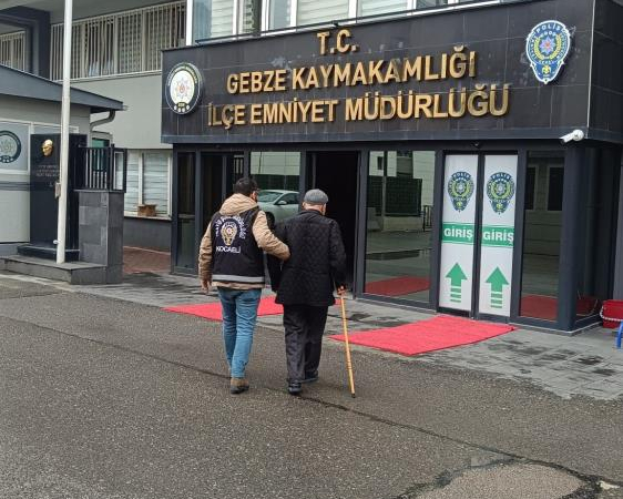 Dolandırıcılıktan aranıyordu, emniyete bastonuyla götürüldü