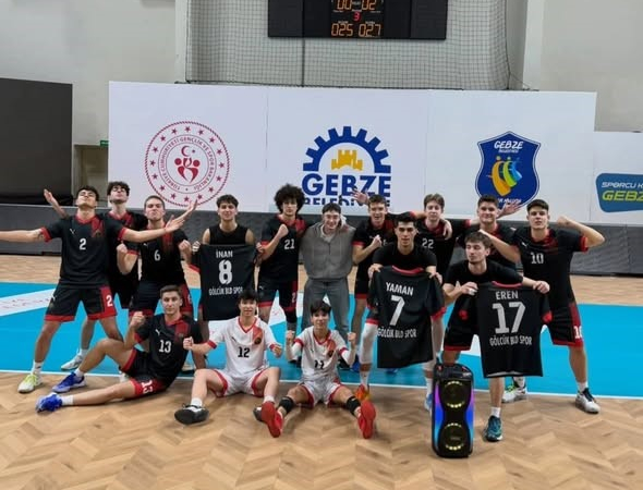 Gölcük Belediyespor genç erkek voleybol takımı üst üste 3. kez şampiyon