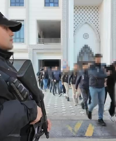 SAHTE İLAN VE OLTALAMA YÖNTEMİYLE DOLANDIRICILIK YAPAN 21 ŞÜPHELİ TUTUKLANDI SİBER DOLANDIRICILIK OPERASYONUNDA 21 ŞÜPHELİ TUTUKLANDI