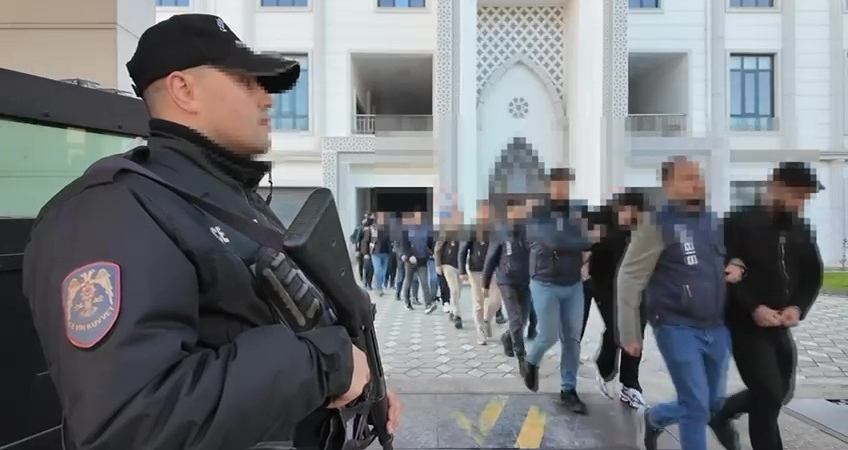 SAHTE İLAN VE OLTALAMA YÖNTEMİYLE DOLANDIRICILIK YAPAN 21 ŞÜPHELİ TUTUKLANDI SİBER DOLANDIRICILIK OPERASYONUNDA 21 ŞÜPHELİ TUTUKLANDI