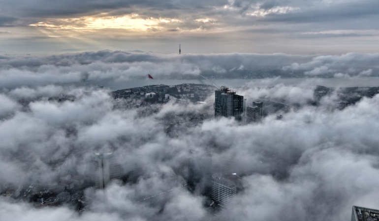 İstanbul sisle uyandı, mest eden görüntü havadan görüntülendi