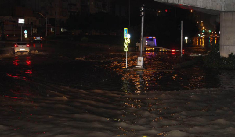 Adana’da gece bastıran sağanak yağış yolları göle çevirdi