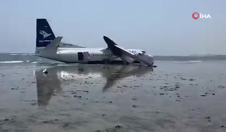 Somali’de yolcu uçağı Hint Okyanusuna acil iniş yaptı