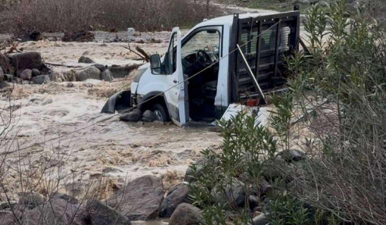 İzmir’de derede mahsur kalan 3 kişi kurtarıldı