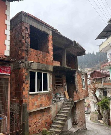 İZMİT'TE KULLANILMAYAN İKİ KATLI EVİN ÇATISI ALEV ALEV YANDI
